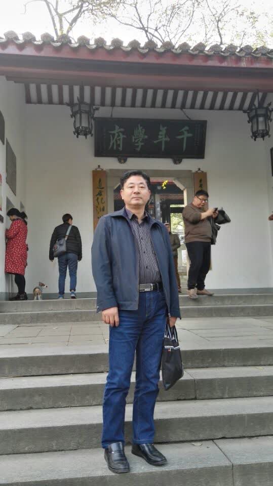 圖片包含 戶外, 建筑, 人, 男人已生成極高可信度的說明